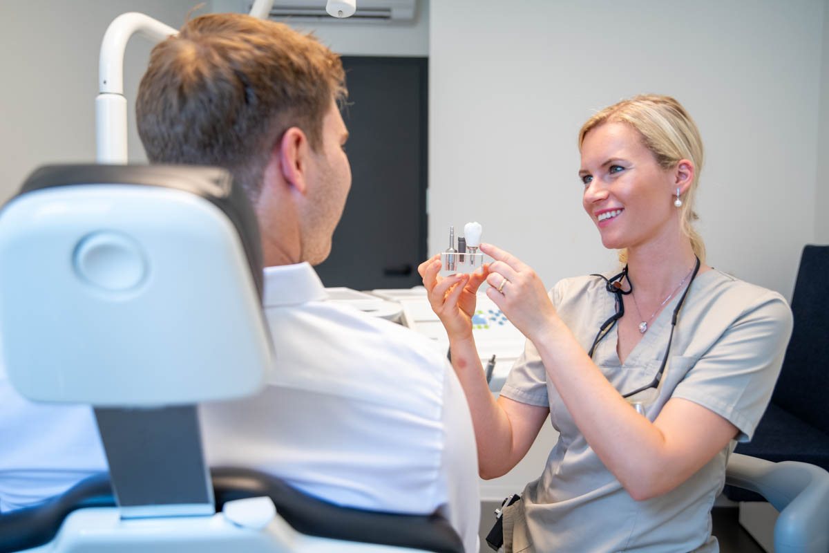 Dr. Linda Seitter-Fink bei der Behandlung einer Patientin