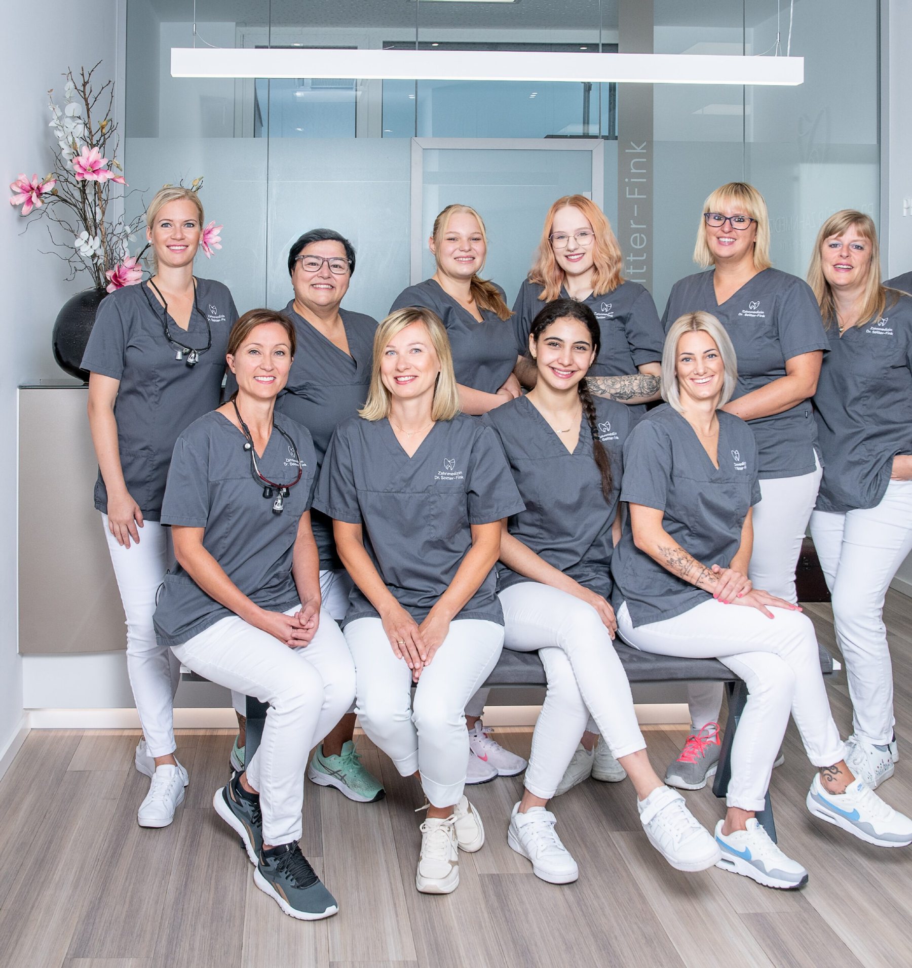 Das Team der Praxis für Zahnmedizin Dr. Linda Seitter-Fink in Weissach im Tal